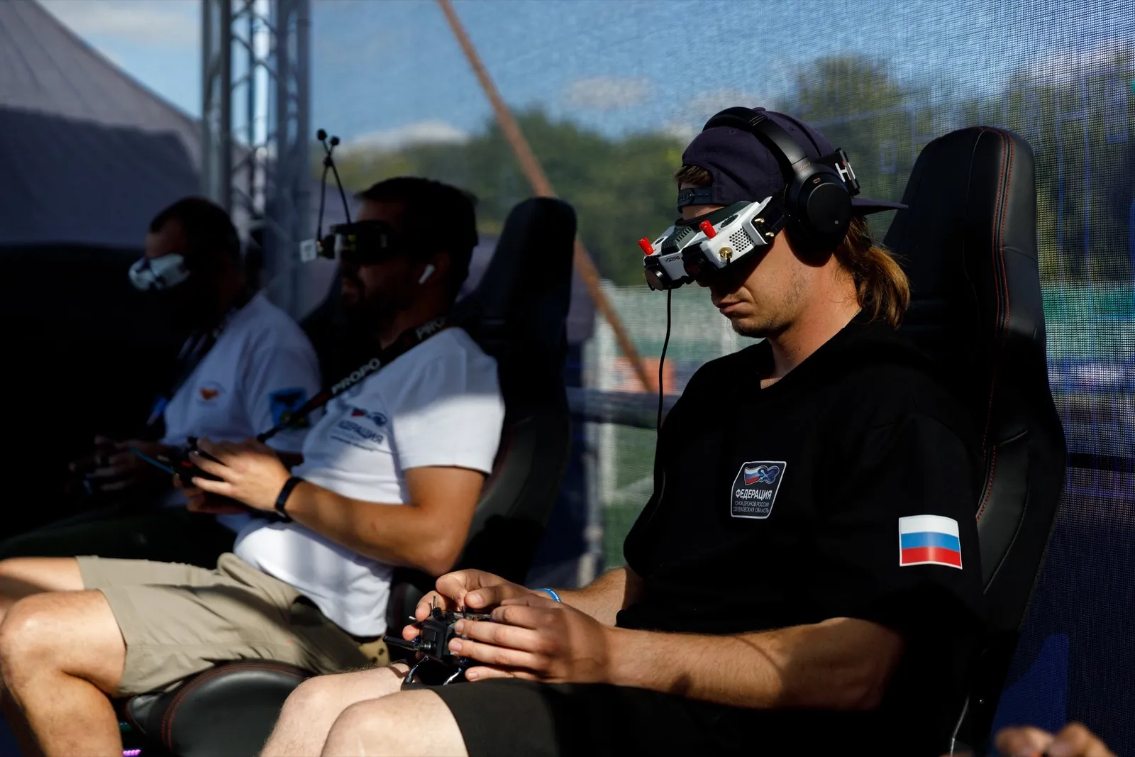 Пилотаж FPV-дрона на трассе
